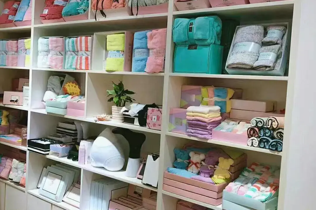Private-label towel packaging samples, gift boxes and retail sets in the WiseTowel showroom